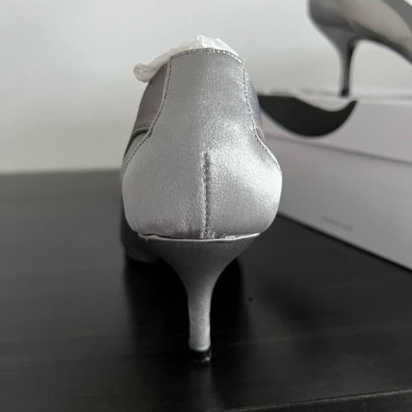 Nine West beautiful ladies pewter satin dress shoe - Picture 2 of 10